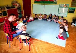 Dzieci skupione na czytanej baśni Nowe szaty cesarza